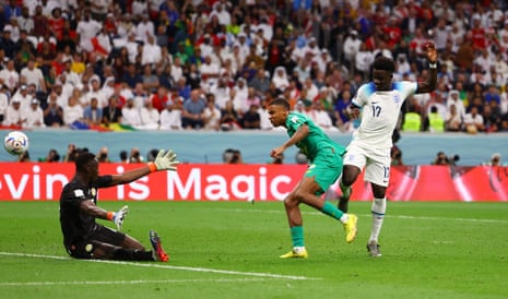 Букайо Сака бележи третия си гол за Англия.  Трябва да е.  Англия премести предавките.