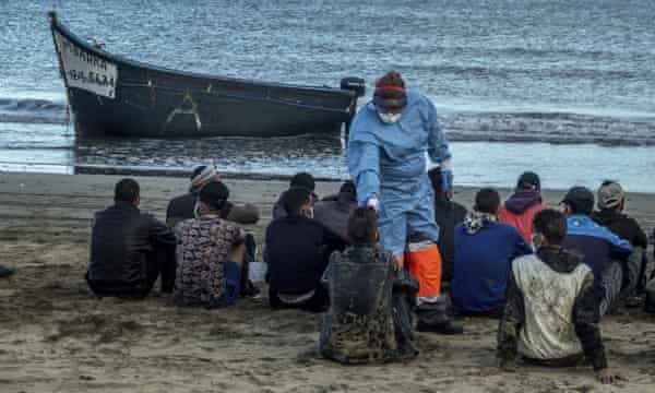 Refugee agencies call for action on people smuggling after 140 die in shipwreck | Refugees | The Guardian