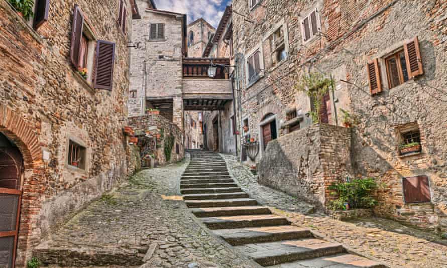ruelle dans le village médiéval d'Anghiari, Arezzo, Toscane