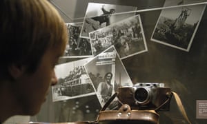 um visitante observa uma câmera Leica de Agusti Centelles e algumas de suas fotos fazem parte da exposição Journey to a War. George Orwell na Catalunha e Aragão