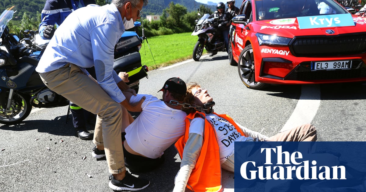 tour-de-france-officials-drag-protesters-off-the-road-during-chaotic-stage-10