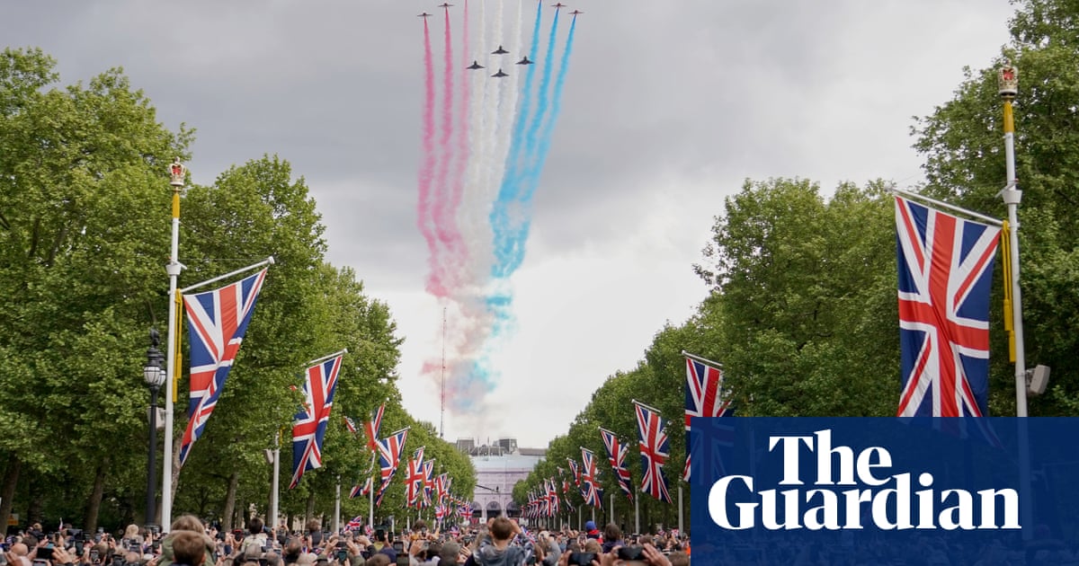 UK marks VE Day 80th anniversary with large crowds and military pomp