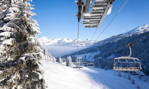 Vue vers le bas de la vallée de la station de ski des Gets, Portes Du Soleil, France