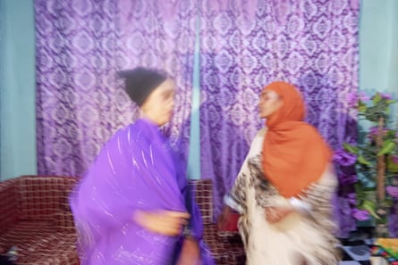 Somali'de iki kadın konuşuyor.