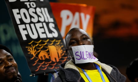 Activistas ambientales protestan para instar a los líderes mundiales a comprometerse con un fuerte acuerdo financiero climático durante la conferencia Cop29, en Bakú, Azerbaiyán
