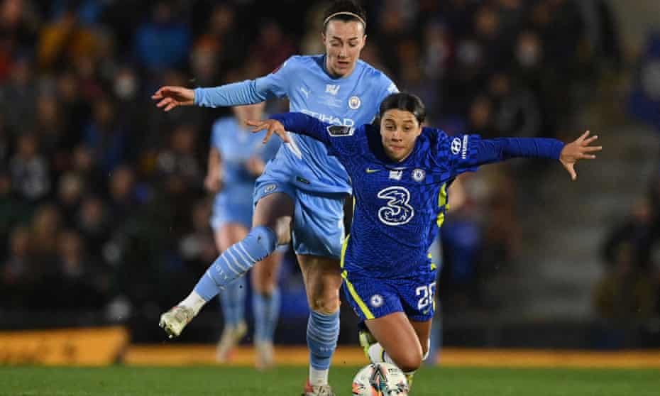 Chelsea's Australian forward Sam Kerr (R) fights for the ball with Manchester City's English defender Lucy Bronze (L) during the League Cup final