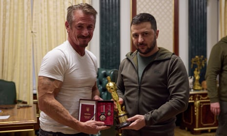 Sean Penn hands one of his Oscars to Volodymyr Zelenskiy and receives Ukraine’s Order of Merit of the III degree in Kyiv in 2022.