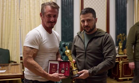 Sean Penn gave his Oscar to the president as a symbol of faith in the victory. 