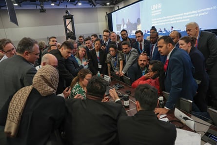 Pessoas em um salão de conferências lotado