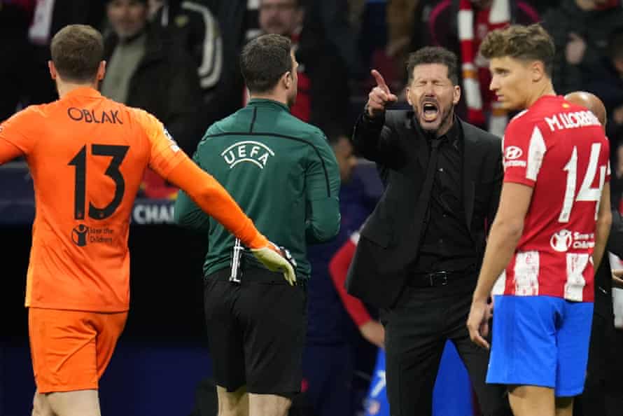 L'entraîneur-chef de l'Atletico Madrid, Diego Simeone, fait des gestes.