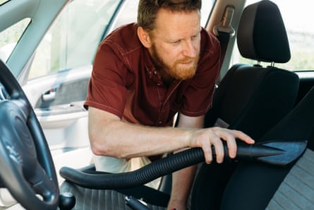 رجل يقوم بتنظيف داخل السيارة