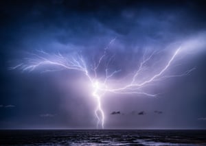 Nesta noite, houve tantos ataques de células múltiplas, com alguns raios excepcionais como este combo rastreador-CG.