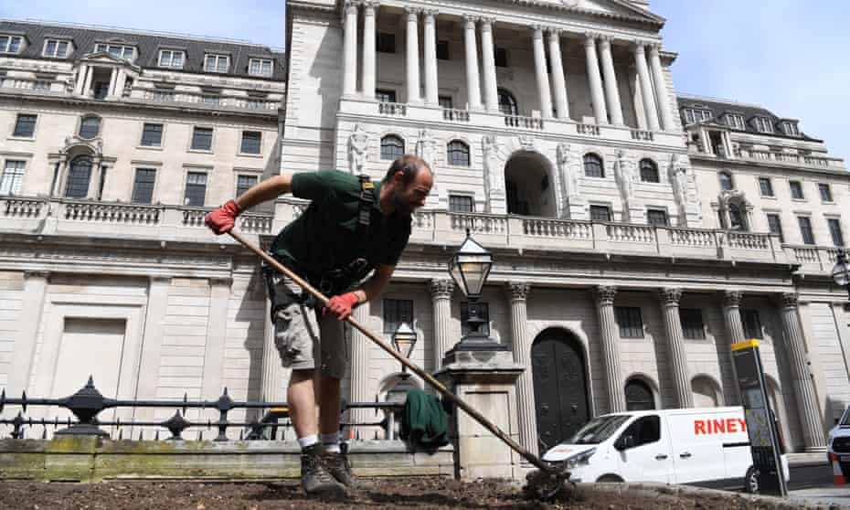 A gardener works in front of the Bank of England in London, 22 May 2020.