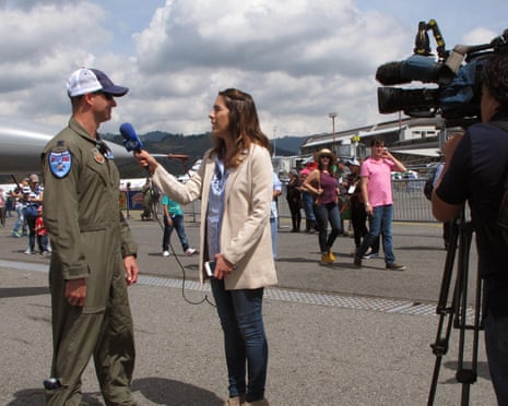 Bir kadın gazeteci haber yapıyor kamera