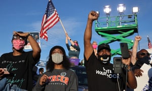 Los seguidores escuchan a Joe Biden mientras se dirige a un mitin de campaña por Jon Ossoff y el reverendo Raphael Warnock en Atlanta, Georgia.