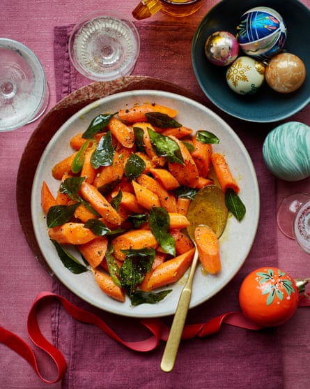 Carottes braisées au ghee et au curcuma de Yotam Ottolenghi avec des feuilles de curry croustillantes.