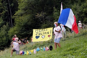 Fans show their appreciation for Alaphilippe.