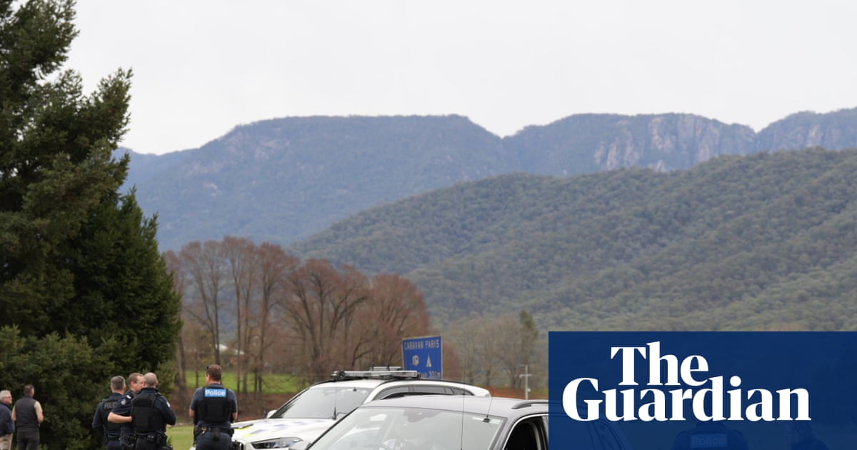 Porepunkah shooting: police hunt dangerous' suspect who fled into bush after allegedly killing two officers in cold blood'