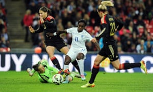 Eniola Aluko jugando para Inglaterra contra Alemania en Wembley en noviembre de 2014.