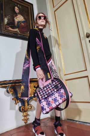 A model in 2016 wearing the ‘Tagliatella’ scarf and skirt featuring the ‘Piume’ motif. The handbag shows the ‘Monreale’ print.