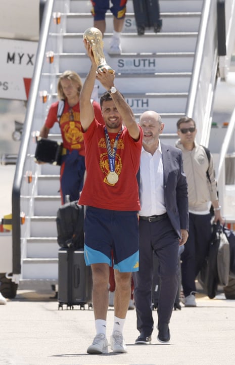 O capitão da Espanha, Rodri, segura o troféu.