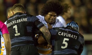 Adam Brocklebank和Tevita Cavubati与Wasps'Ashley Johnson交手