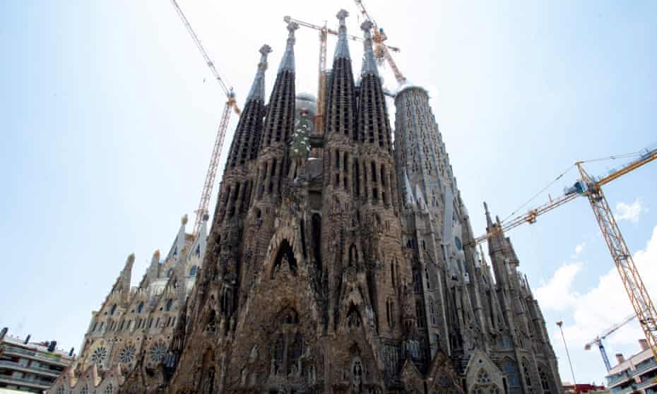 Sagrada Família with cranes