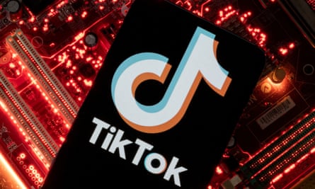 O TikTok sugeriu os nomes dos apresentadores da BBC como termos de pesquisa 'quentes'.