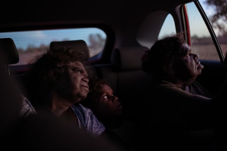 Miriam Charlie avec sa sœur Jeanette et son petit-fils Elmazri sur le siège arrière d'une voiture