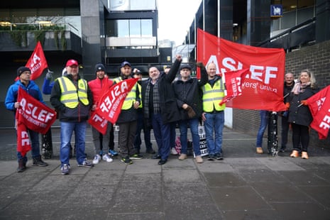 Mick Whelan (centre) with fellow Aslef members on a picket line at Euston station this morning.