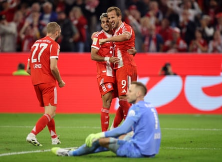 Harry Kane of Bayern Munich celebrates scoring his team's fourth goal with teammate Luis Diaz (C) and Konrad Laimer (L) during the Bundesliga match between FC Bayern München and RB Leipzig at Allianz Arena on August 22, 2025 in Munich, Germany.