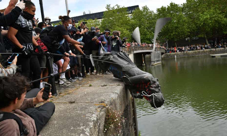 Protesters throw Colston statue into harbour