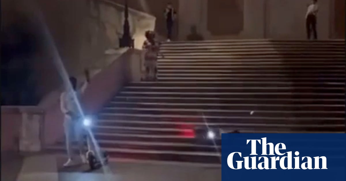 米国の観光客がローマのスペイン階段にスクーターを投げる, 25,000ユーロの損害を引き起こす