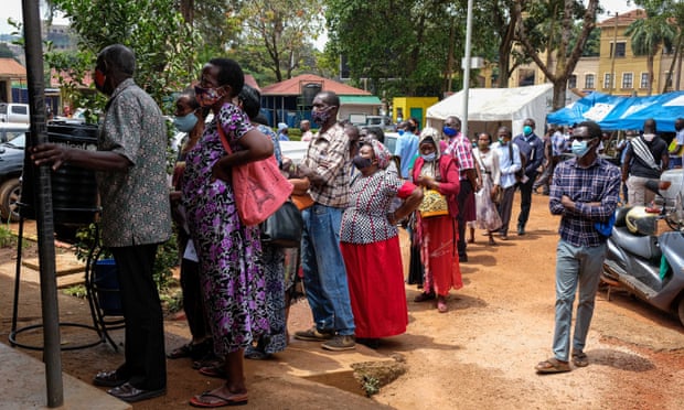 People queueing outside a health centre in Kampala, Uganda to receive the Covid-19 vaccine in August