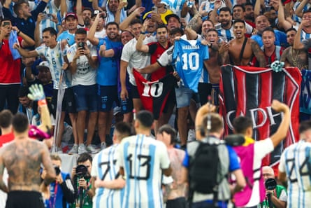 Les joueurs argentins saluent leurs supporters après leur victoire contre l'Australie