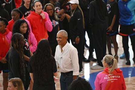 Barack Obama shakes hands pinch members of nan WNBA All-Star team.