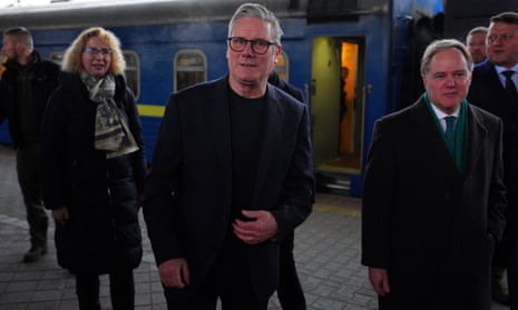 Keir Starmer (C) é recebido por autoridades ucranianas e pelo embaixador britânico na Ucrânia, Martin Harris (R), na chegada à estação ferroviária em Kiev.