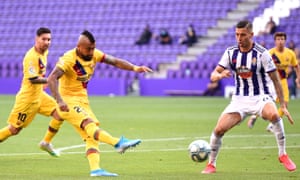 Arturo Vidal scores for Barcelona v Real Valladolid