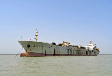 Como as 'Galápagos da África Ocidental' são saqueadas por fábricas flutuantes de peixe