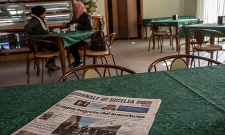 Uma reportagem de jornal sobre a prisão dentro de um bar perto da casa de Denaro em Campobello