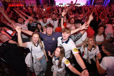 England fans celebrate winning against Mexico\