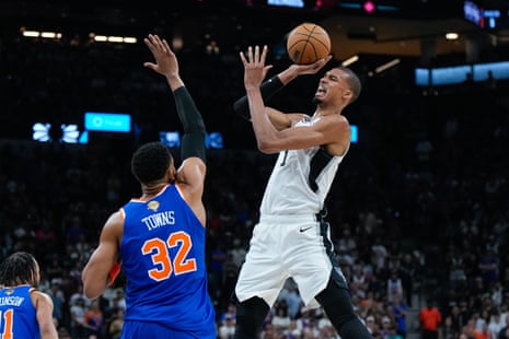 Victor Wembanyama shoots over Karl-Anthony Towns during the first quarter.