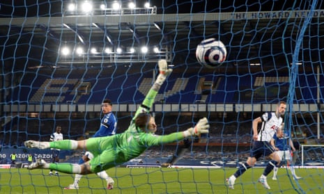 Harry Kane equalises for Tottenham in the 2-2 draw at Everton