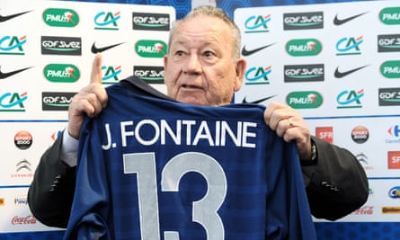 Just Fontaine avec un maillot de football national France en 2011