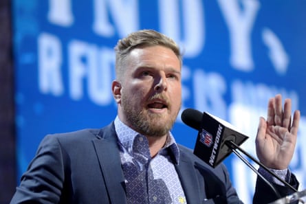 El exjugador de la NFL Pat McAfee se disculpó durante The Pat McAfee Show en YouTube y dijo que no tenía que pagarle a Favre para resolver la demanda.