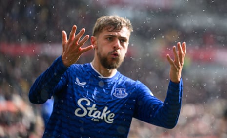 एवर्टन का कीर्नन ड्यूसबरी-हॉल जश्न मनाता है