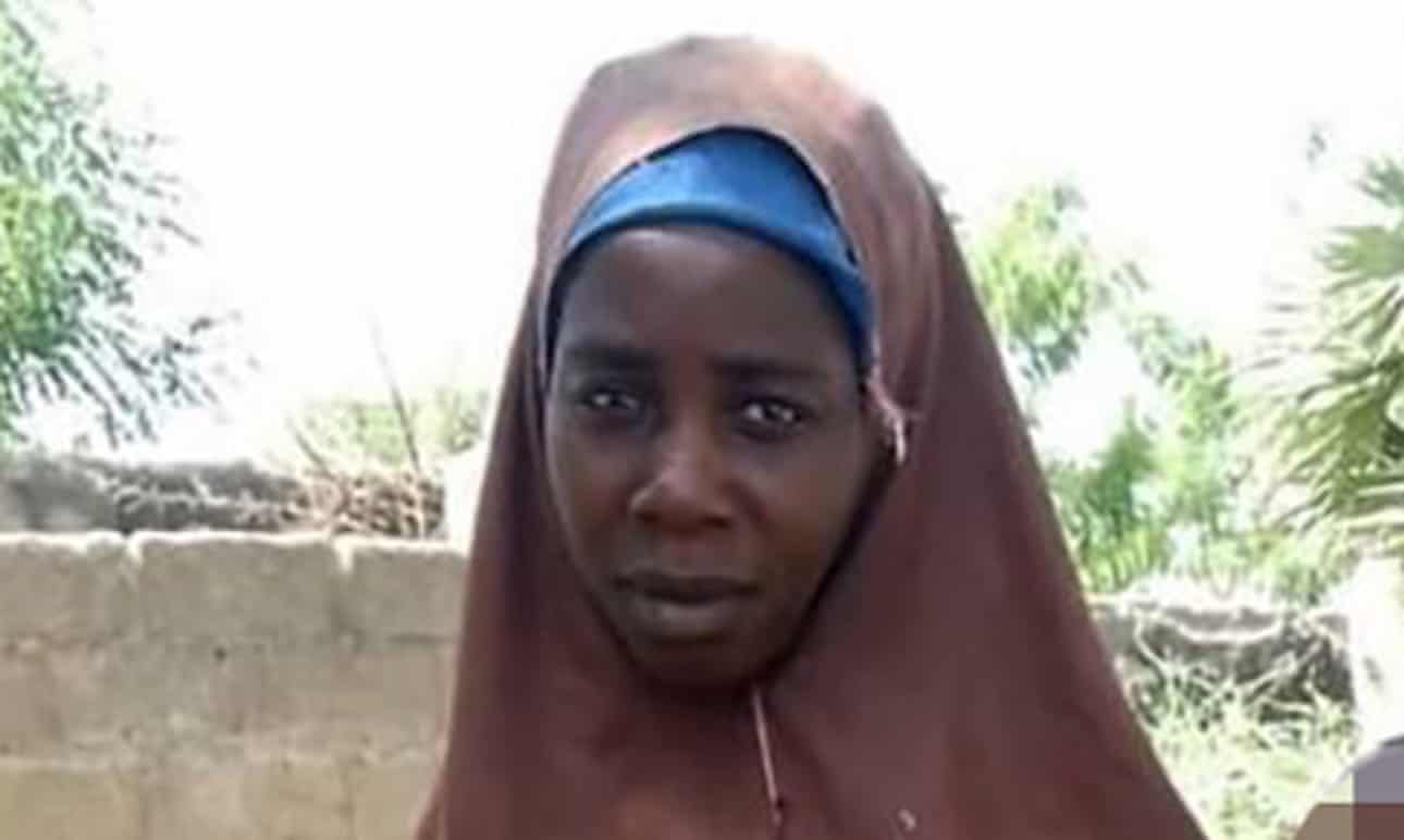Mujer nigeriana rescatada 10 años después de su secuestro por Boko Haram en Chibok.