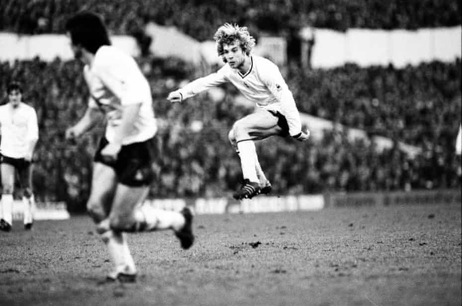 Steve Archibald fires a shot from distance during Tottenham’s 2-0 win over Hull in the fourth round of the 1980-81 FA Cup.