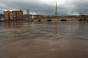 Rising flood waters of the rivern Seven come close to the top of New Bridge in Worcester