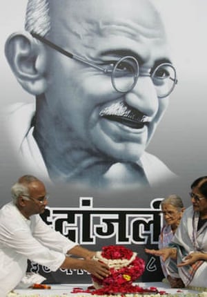 The great-granddaughter of Gandhi pays tribute with family members